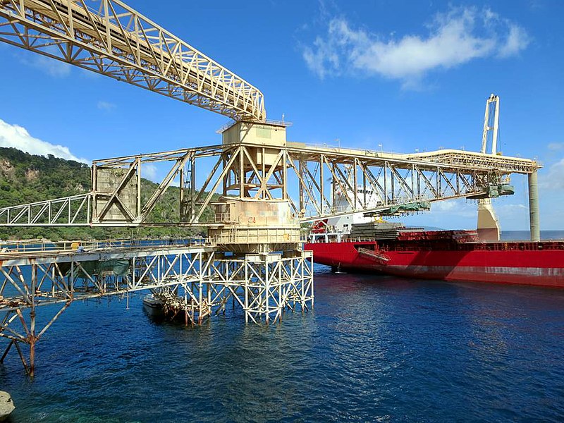 A kitermelt foszfátot hajókon szállítják el feldolgozásra. (forrás: Wikipedia)