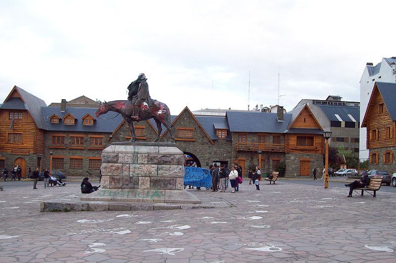 800px-centro_civico_bariloche_w2013.jpg