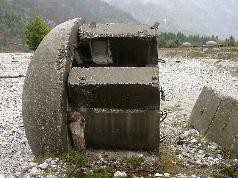 800px-damaged_bunker_in_valbona.jpg
