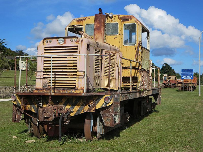 A Karácsony-szigeten 1914-től egy 18 kilométer hosszú, normál nyomtávú (1435 mm) vasúti pálya működött a foszfátbánya kiszolgálására. A vasúti tevékenység a bánya 1987-es (ideiglenes) bezárása óta szünetel. (forrás: Wikipedia)