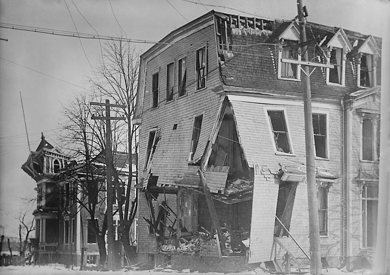 800px-halifax_explosion_aftermath_loc_1_retouched.jpg