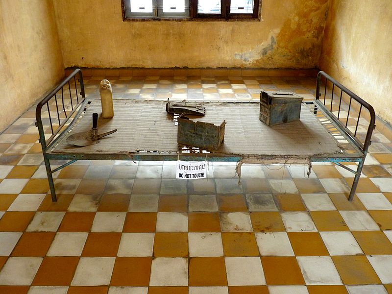 800px-iron_bed_in_tuol_sleng_prison.jpg