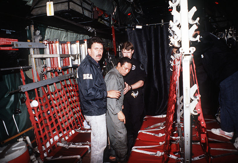 800px-manuel_noriega_with_agents_from_the_u_s_dea.jpg