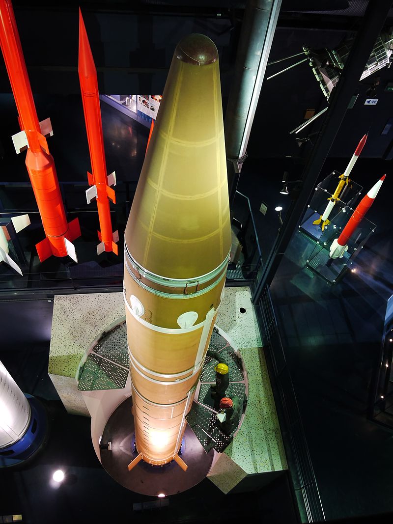 800px-missile_s3_monte_en_position_verticale_musee_du_bourget_p1010455.JPG