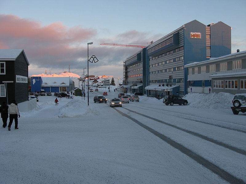 Grönland legnépesebb városa a főváros, Nuuk, amelyet azonban csak alig tizenhétezer ember lak. A képen a város főútja látható. (forrás: Wikipedia)