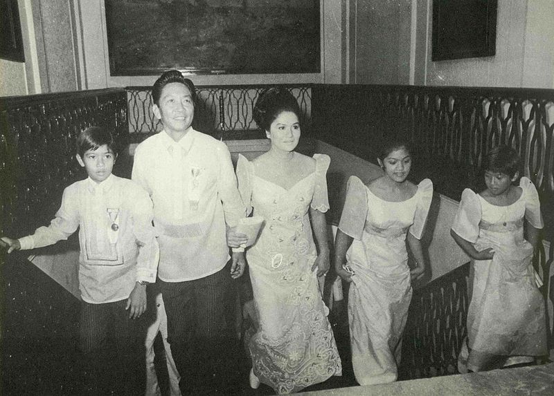 800px-president_ferdinand_e_marcos_and_the_first_family_ascending_the_main_palace_staircase_on_the_day_of_his_1969_inaugural.jpg