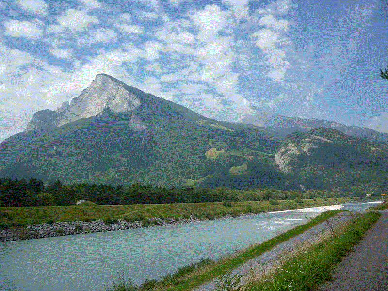 800px-rhein_bei_balzers_blick_auf_gonzen.gif