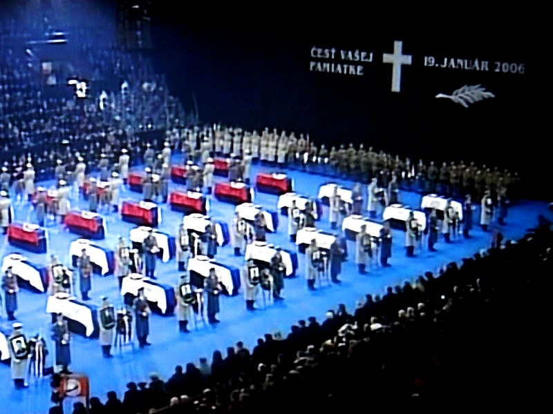 800px-rozlu_ka_s_obe_ami_padu_lietadla_2006_pre_ov_18_slovakia.jpg