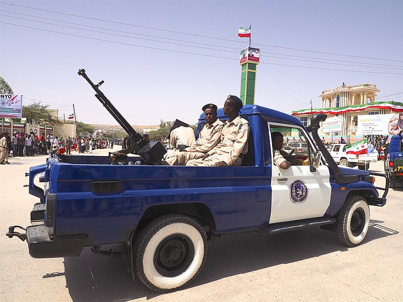 Az ország de facto függetlenségének egyik záloga a jól felszerelt és motivált haderő. A második jelző mindenképp illik a szomáliföldi fegyveres erőkre. (forrás: Wikipedia)