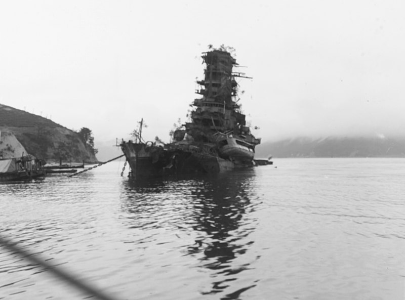 800px-sunken_japanese_battleship_haruna_off_koyo_etajima_japan_on_8_october_1945_80-g-351726.jpg