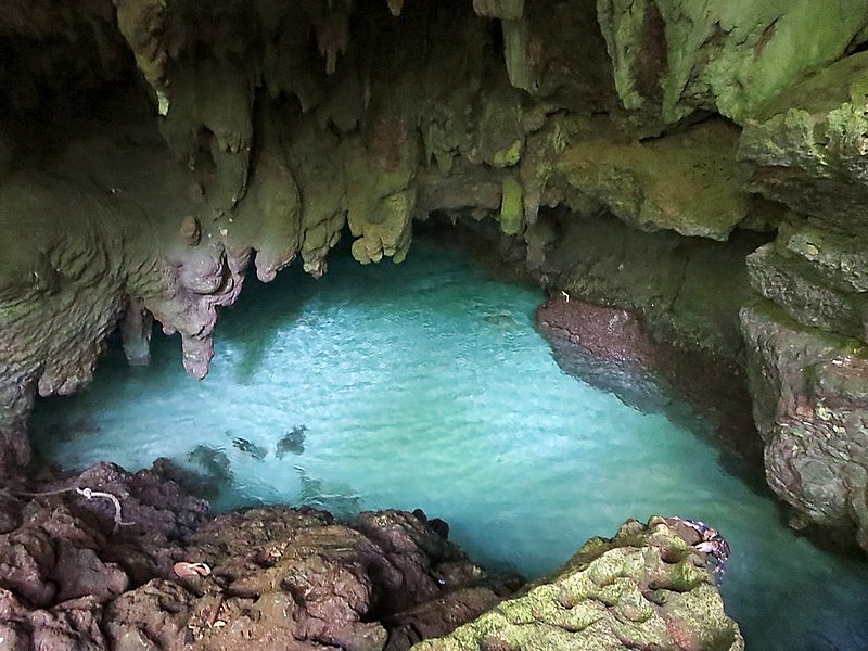 Az egykor aktív vulkáni tevékenységnek köszönhetően a szigeten számos kisebb-nagyobb barlang is található. (forrás: Wikipedia)