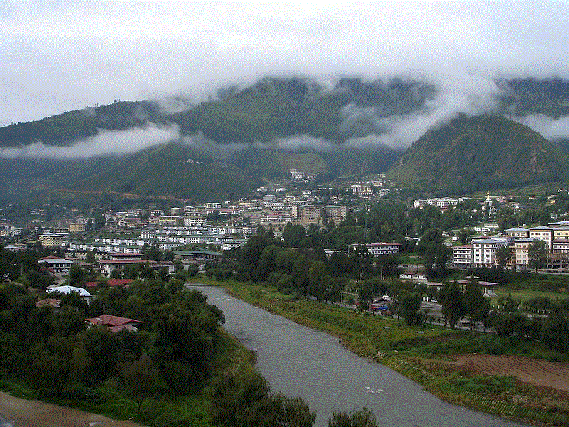 Timpu látképe. Az ország fővárosában és legnépesebb városában több, mint százezer ember él. (forrás: Wikipedia)