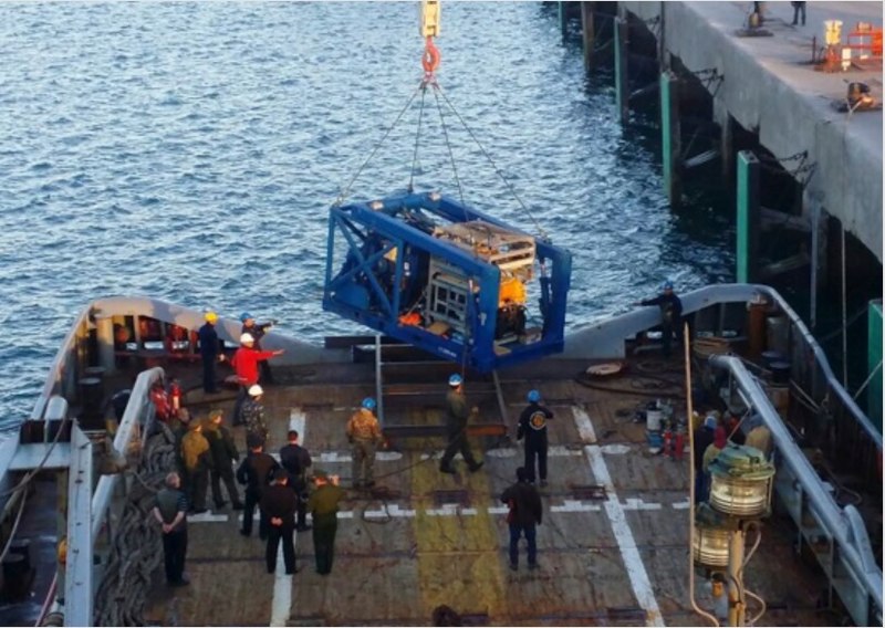 800px-unloading_the_russian_submarine_searcher.jpg