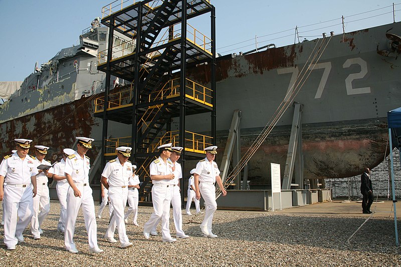 800px-us_navy_100913-n-4366b-501_rear_adm_hyun_sung_um_commander_of_republic_of_korea_rok_navy_2nd_fleet_and_rear_adm_seung_joon_lee_deputy_comman.jpg