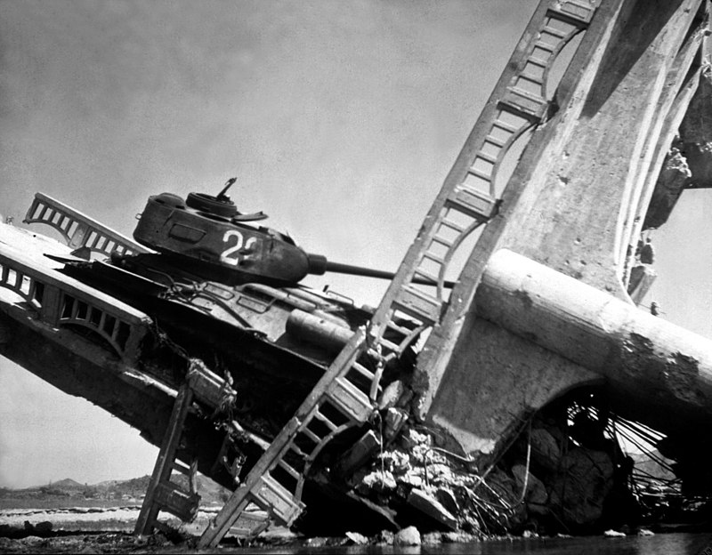 800px-wrecked_north_korean_tank_on_bridge_south_of_suwon_hd-sn-99-03158.jpg