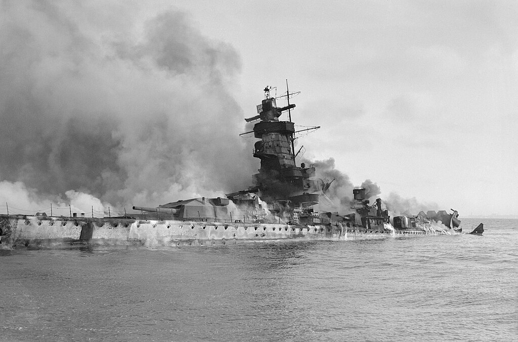 admiral_graf_spee_flames.jpg