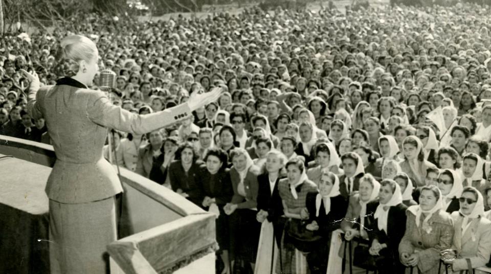 archivo_general_de_la_nacion_argentina_1947_evita_y_la_ley_derechos_politicos_de_la_mujer.jpg