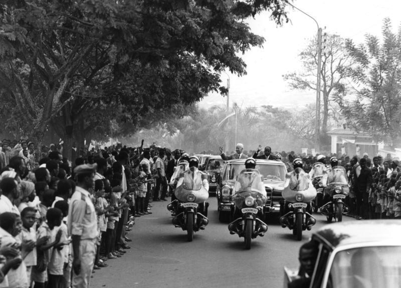 Heinrich Lübke nyugatnémet államfő látogatása Nigerben 1969-ben. Habár Diori elnök egypártrendszerű diktatúrát épített ki az országban, törekedett a jó kapcsolatokra a nyugati államokkal. (forrás: Wikipedia)