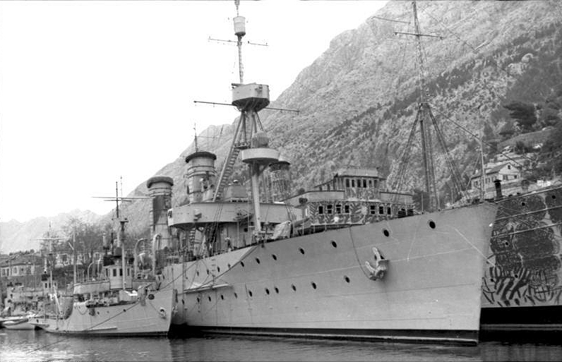 bundesarchiv_bild_101i-185-0116-27a_bucht_von_kotor_jugoslawische_schiffe.jpg
