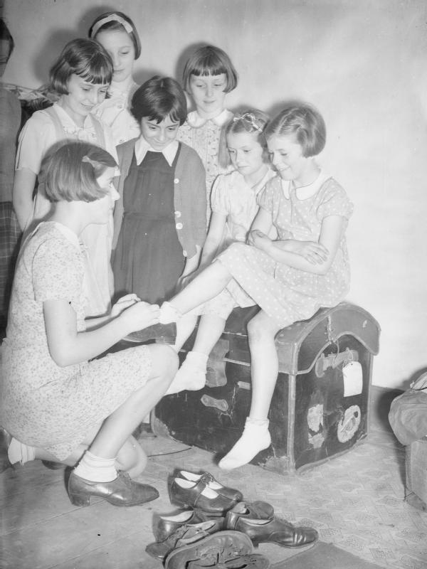 channel_island_evacuees_try_on_american_clothing_in_marple_cheshire_england_1940_d742.jpg