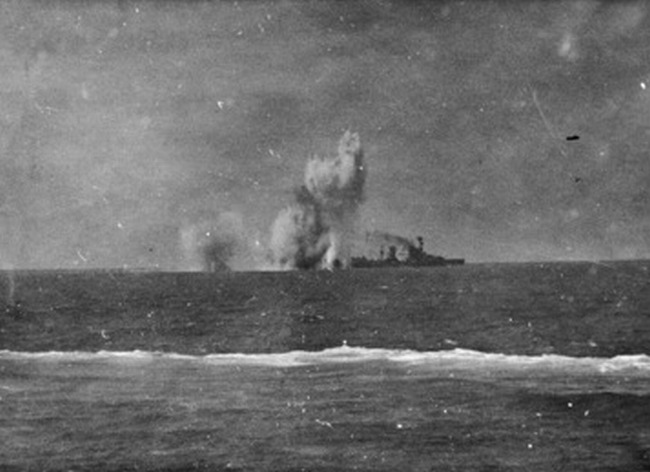 dutch_cruiser_java_under_japanese_attack_in_february_1942_1.jpg