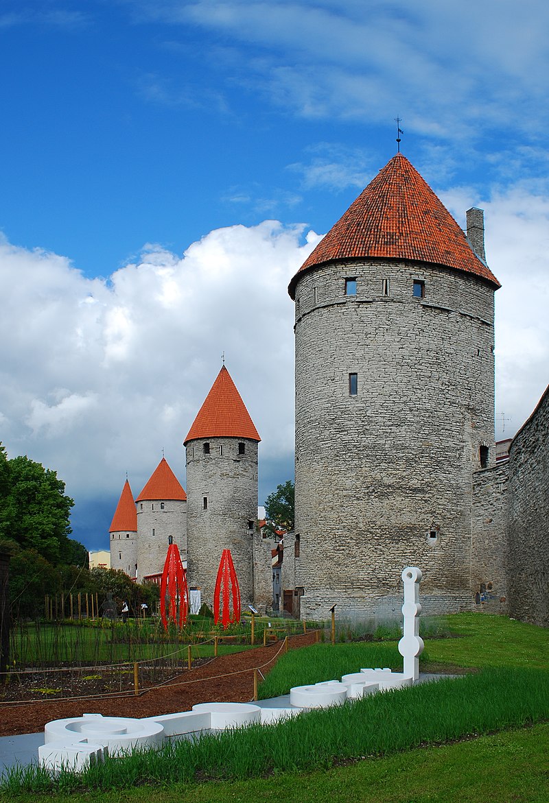 ee_hj_tallinn_city_walls_towers_1.jpg