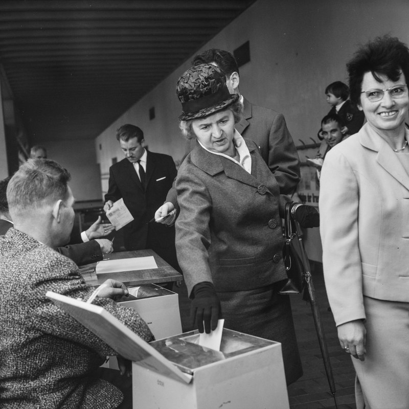 eth-bib-zurich-altstetten_schulhaus_kappeli_erster_frauenstimmtag_im_kanton_zurich-com_m13-0107-0001-0007_tif.jpg
