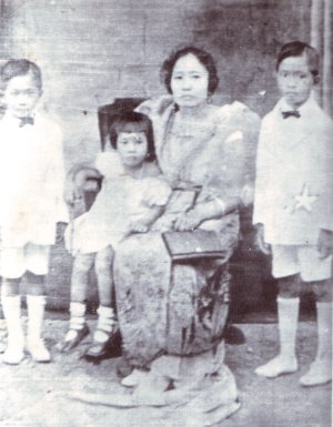 ferdinand_marcos_with_family_1920s.jpg