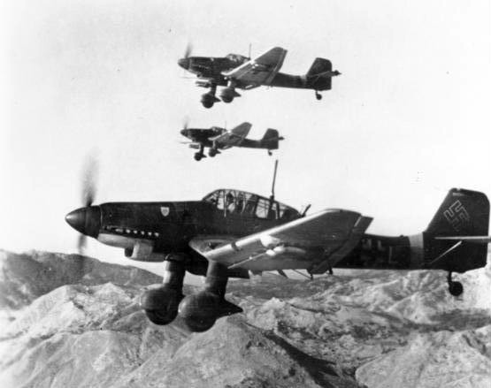 junkers_ju_87ds_in_flight_oct_1943.jpg