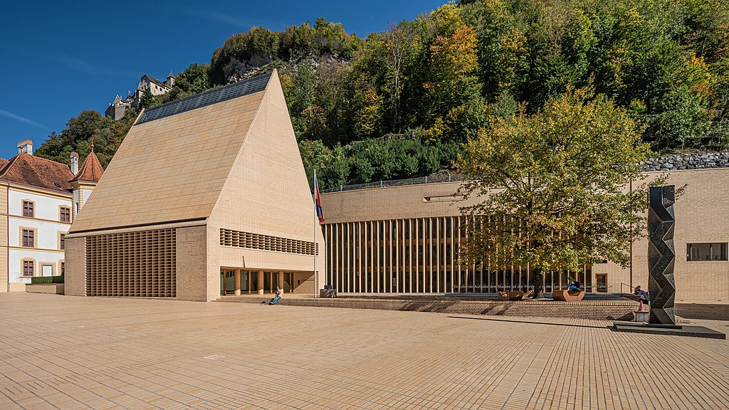 liechtenstein_asv2022-10_img17_vaduz_landtag.jpg
