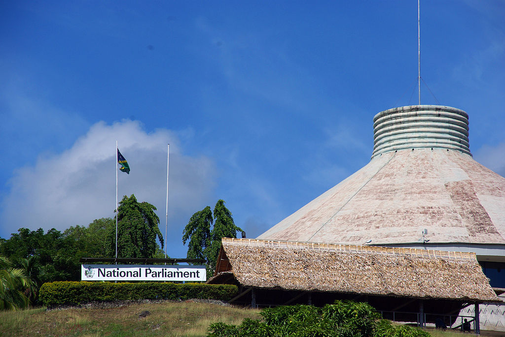 A törvényhozás helyi stílusú épülete. (forrás: Wikipedia)