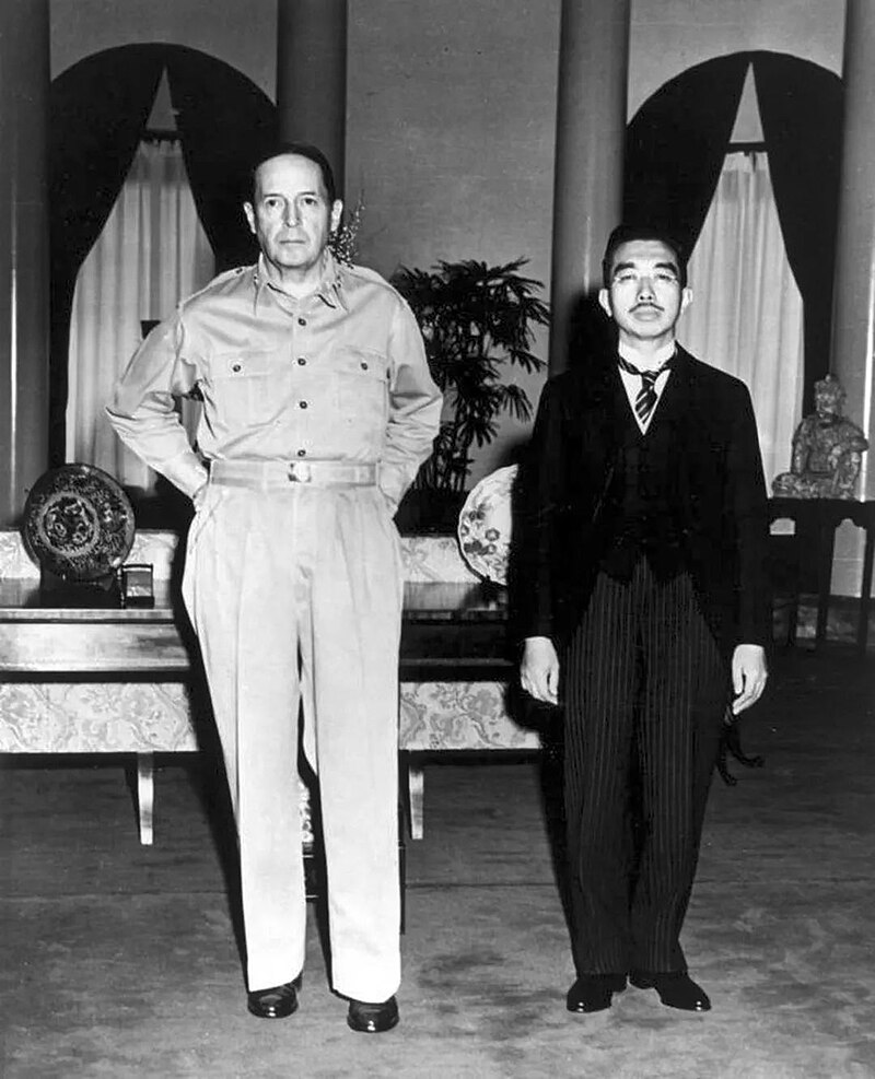 macarthur_hirohito.jpg