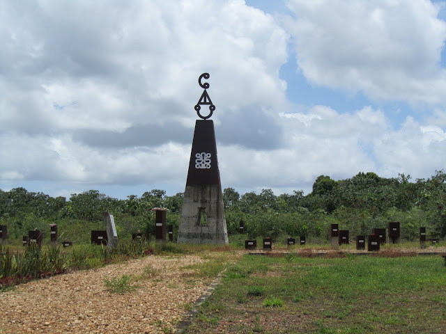 A Suriname-ban dúló gerillaháború áldozatainak emlékére létrehozott emlékmű Moiwana település közelében. (forrás: Wikipedia)