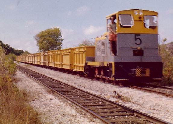 nauru-phosphatetrain_1.jpg