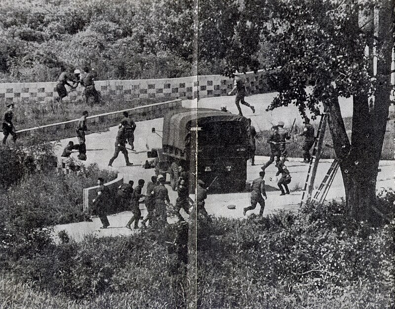 north_korean_axe_murderers_at_dmz_1976.jpg