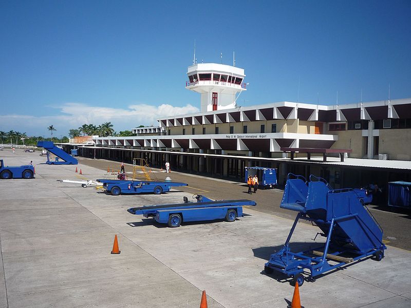 Az egyik helyi politikusról elnevezett, Belizevárost kiszolgáló Philip S. W. Goldson Nemzetközi Repülőtér az ország legnagyobb községe, az ötezer lakosú Ladyville közelében fekszik. (forrás: Wikipedia)