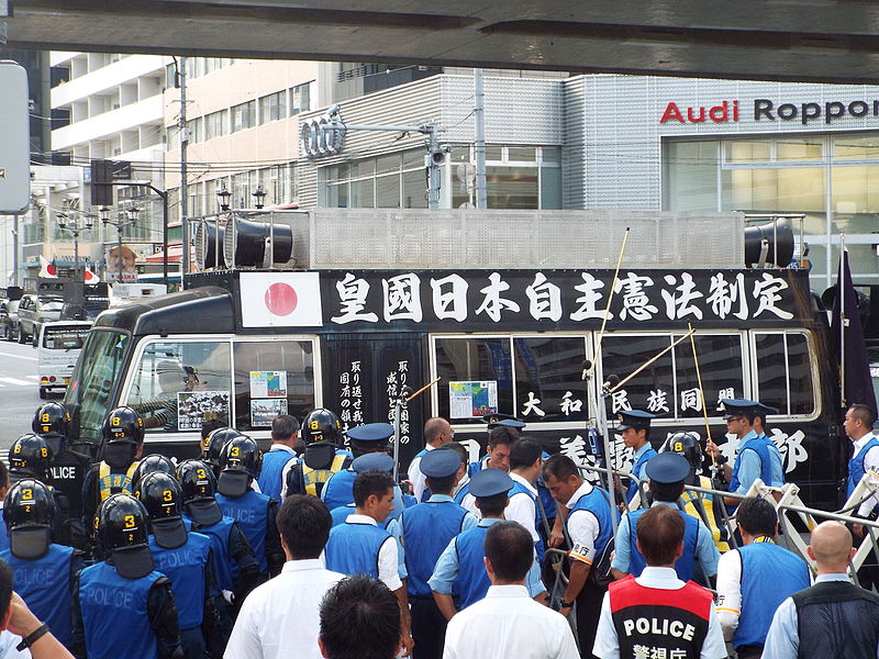 police_barrage_in_front_of_demonstration_at_iikura_crossing_4.jpg