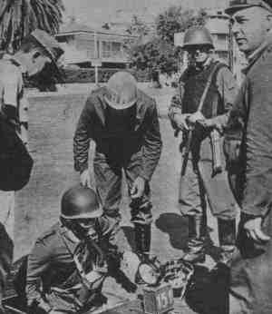 policia_investigando_la_red_cloacal_de_montevideo.jpg