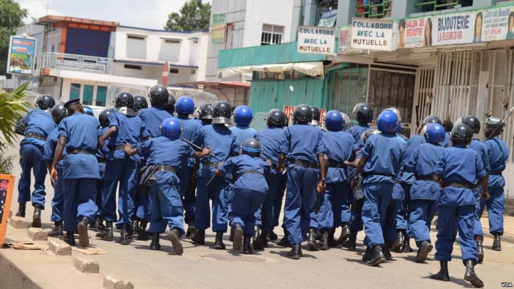 policiers_burundais_pourchassent_des_manifestants_qui_protestent_contre_un_3e_mandat_du_president_pierre_nkurunziza_vendredi_17_avril_2015.jpg