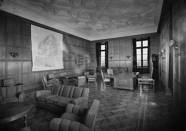 quisling_s_office_at_the_royal_palace_1945.jpg