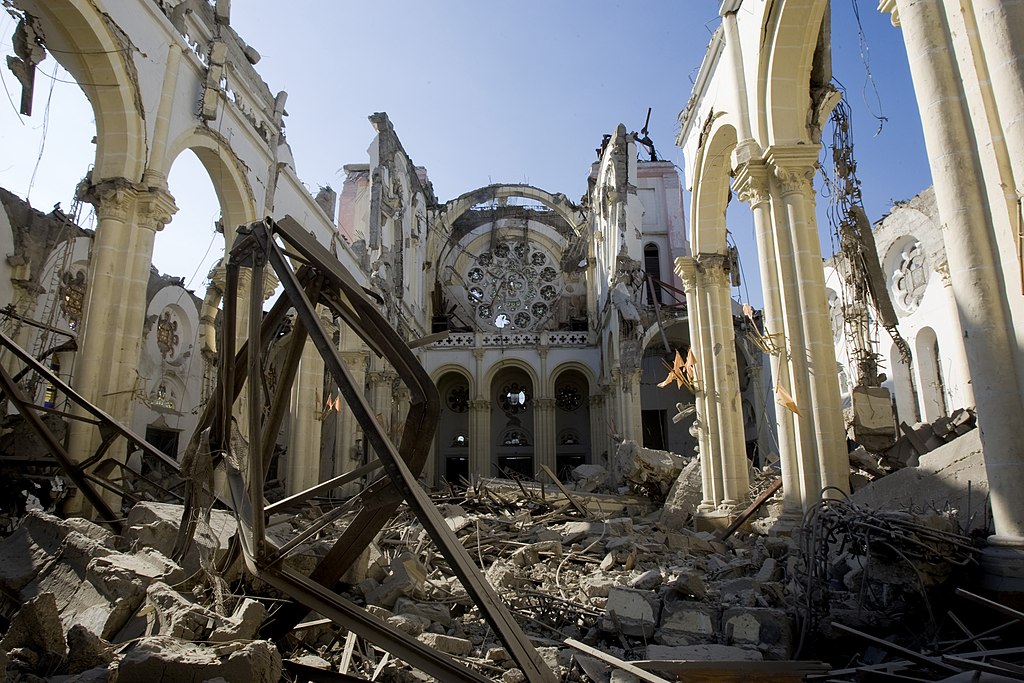 ...a főváros római katolikus katedrálisa is romba dőlt január 12-én. (forrás: Wikipedia)
