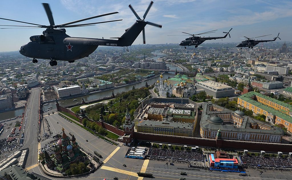 russian_air_force_helicopters_over_red_square_as_part_of_the_flypast_for_the_2015_victory_day_parade.jpg