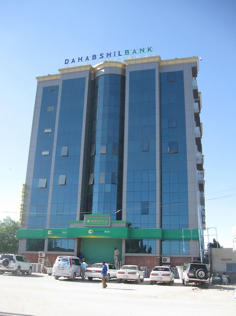 Bár hivatalosan nem ismerik el létezését, Szomáliföld gazdasága évről évre növekszik (a pénz nem ismeri az országhatárokat és a politikát...). A képen egy hargeisai banképület látható. (forrás: Wikipedia)