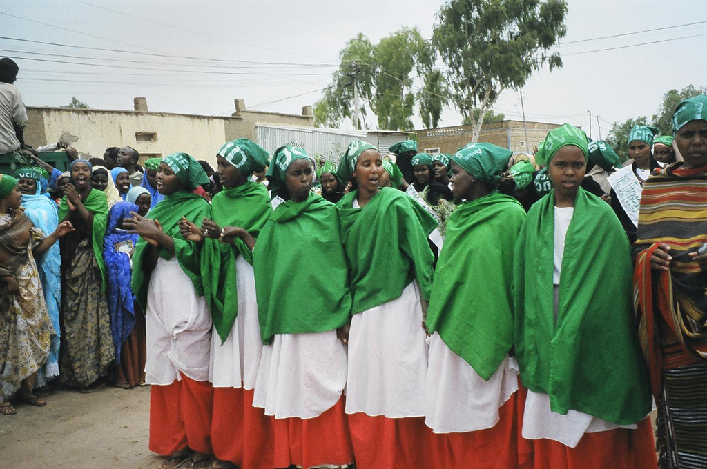 A 2005-ös törvényhozási választásokkor szomáliföldi színekbe öltözött helyi asszonyok. Szomáliföld muzulmán ország, viszont a nők jogaikat jobban érvényesíthetik, mint a nemzetközi közösség által elismert Szomália többi részében. (forrás: Wikipedia)