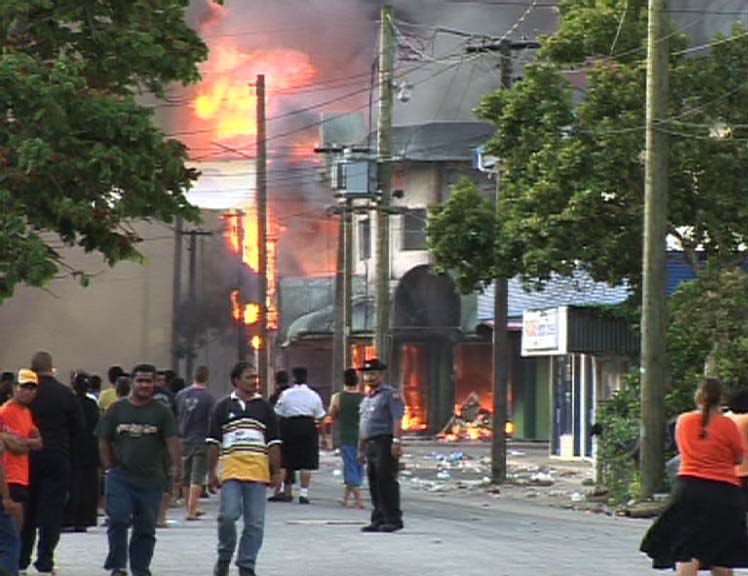Tongán sem csak játék az élet: 2006. november 16-án hat halálos áldozatot követelő tüntetéshullám söpört végig a fővároson, amelyet követően szükségállapotot hirdetett a kormány, s csak a hadsereg tudott rendet tenni. (forrás: Wikipedia)