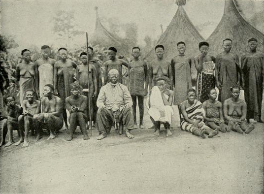 sultan_and_his_wives_at_bangassou_1906.png