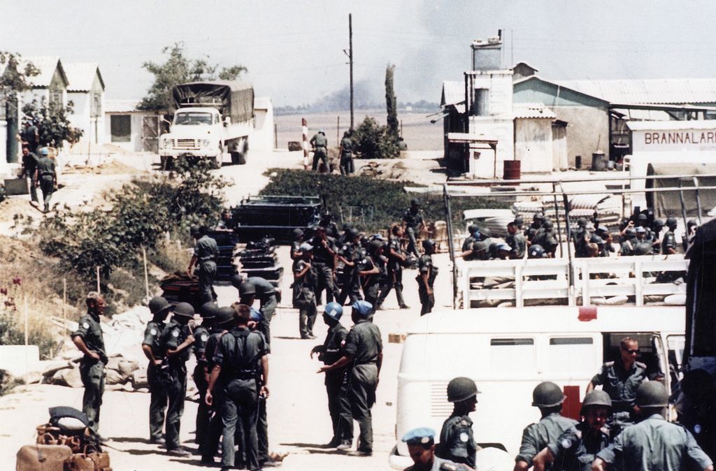 swedish_peacekeepers_evacuating_their_position_during_the_six_day_war.jpg