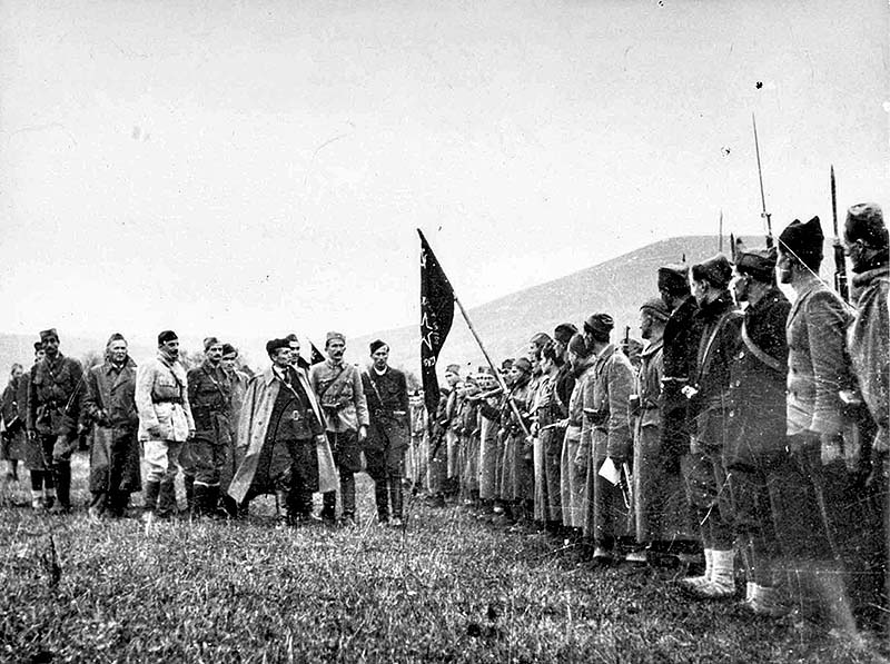 tito_predaje_zastavu_prvoj_proleterskoj_brigadi.jpg