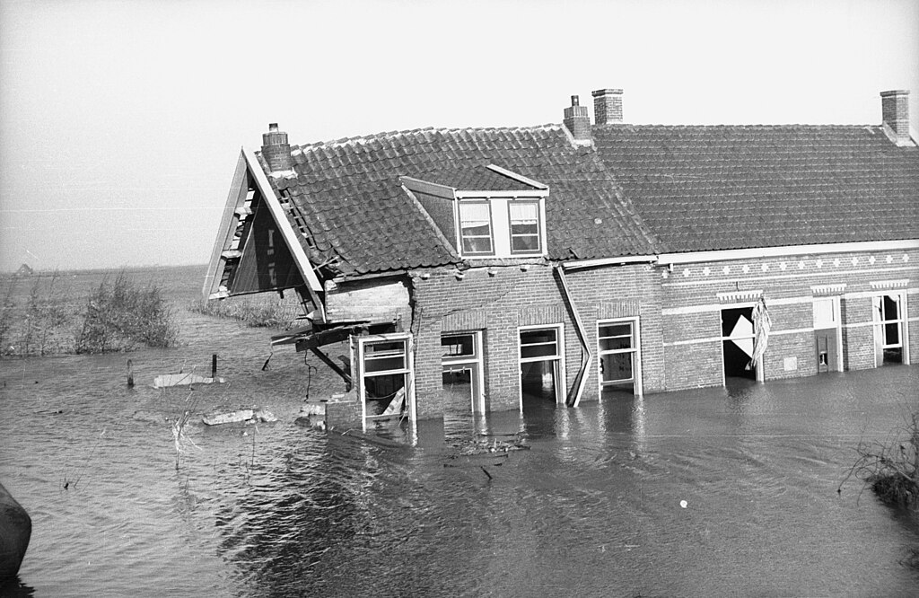 watersnoodramp_1953_zwaar_beschadigd_huis.jpg
