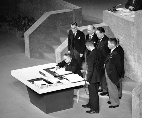 yoshida_signs_san_francisco_peace_treaty_1.jpg